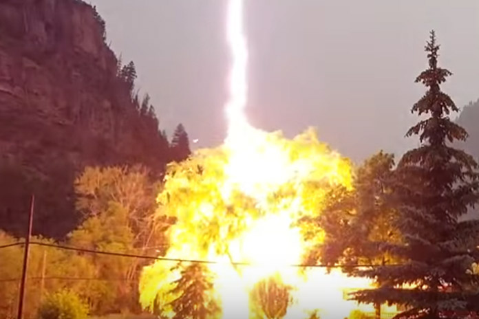 En daarom is het géén goed plan om bij bliksem te schuilen onder een boom (video)