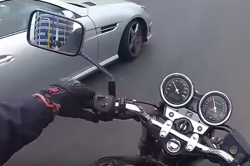 Gestoord: wat deze bestuurders allemaal doen op de weg hou je niet voor mogelijk (video)