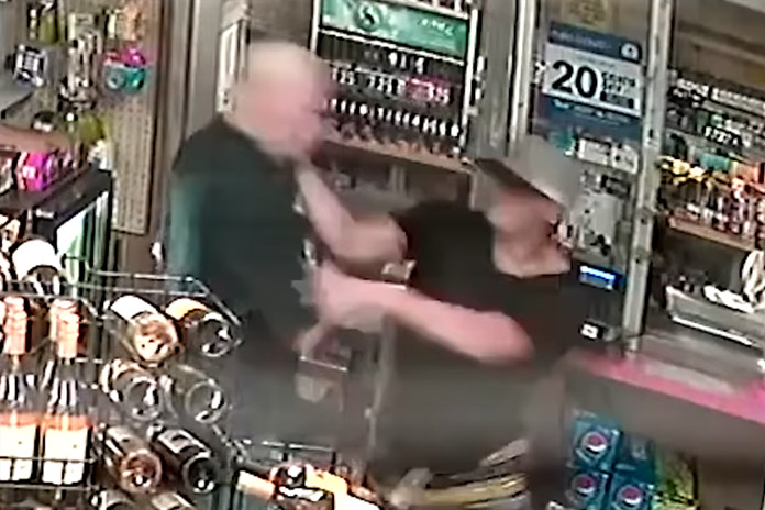 Deze klootzak mept oudere man tegen de grond maar redde daardoor mogelijks zijn leven! (video)