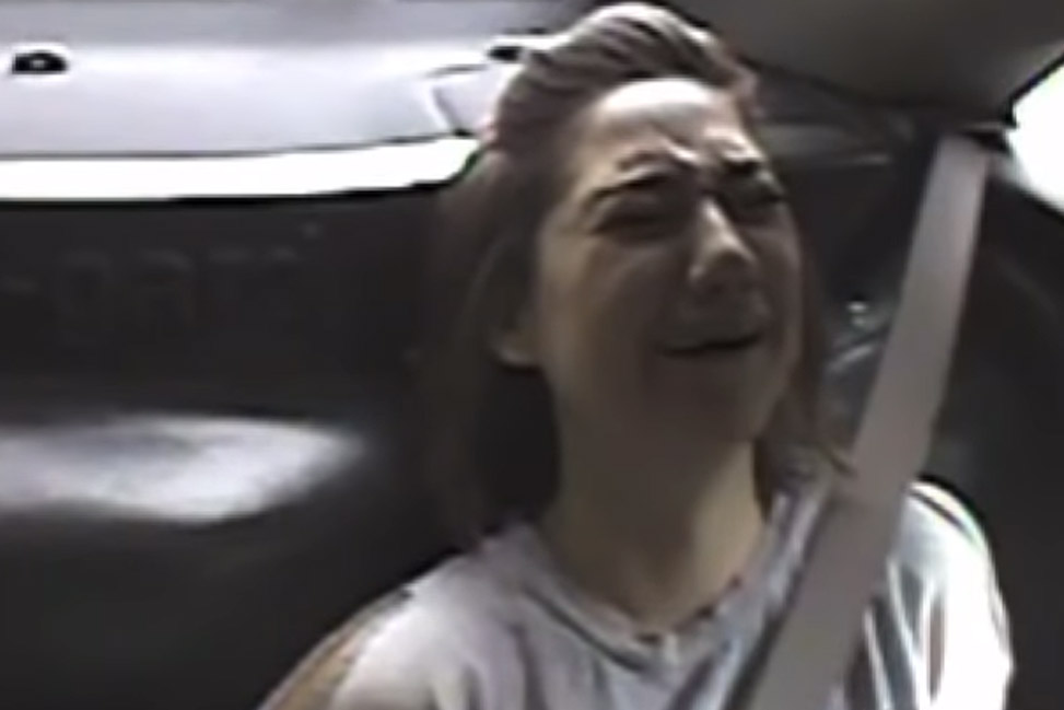 “Kop is arresteren, munt is vrijlaten”: agentes doen ‘kop of munt’ om haar lot te bepalen (video)