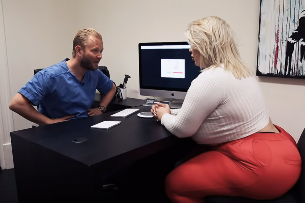 Haar kont heeft na drie operaties een omtrek van 190(!) centimeter. Nu wil ze nóg een bilvergroting! (video/foto’s)