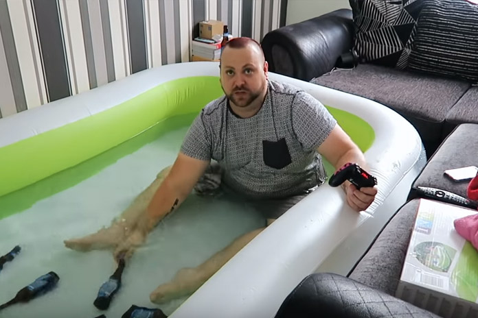 Man heeft dé oplossing tegen de hitte. Maar zijn vriendin is razend: “Je bent een IDIOOT!” (video)