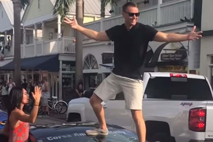 FAIL: man wil stoer doen op zijn Lamborghini. Maar dat loopt fout af! (video)