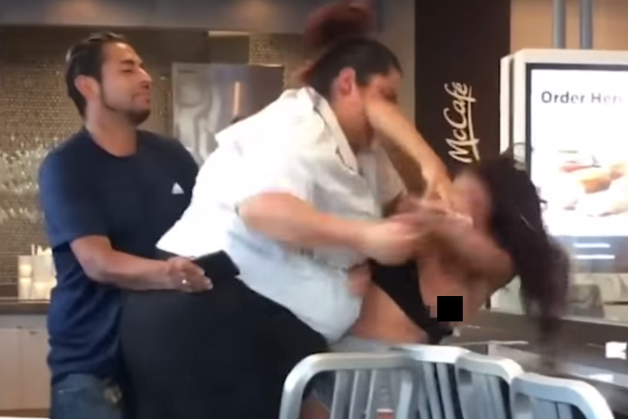 Schokkend: werkneemster McDonald’s takelt klant stevig toe (video)