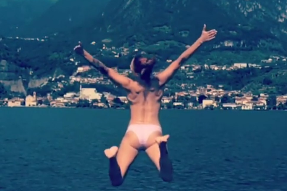 Gokje: zie jij welke BV hier topless van een boot springt? (video)