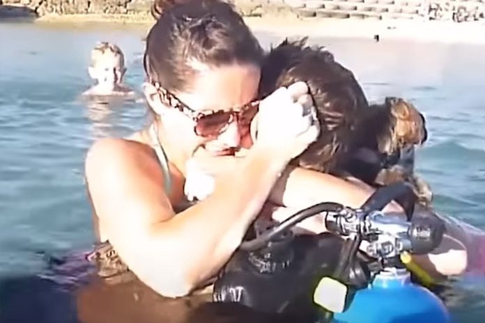 Viraal: soldaat ‘die nog op missie is’ verrast zijn gezin op geniale wijze. Hun reactie? Wel… (video)