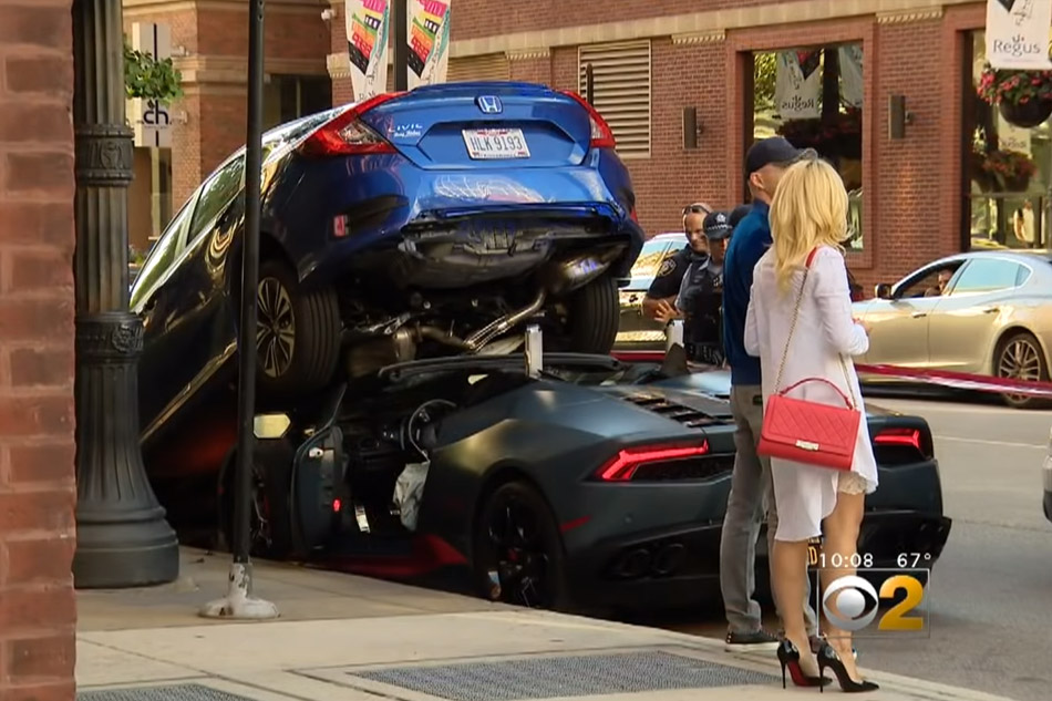 In de prak: peperdure Lamborghini crasht en zit vast ONDER geparkeerde wagen (video)