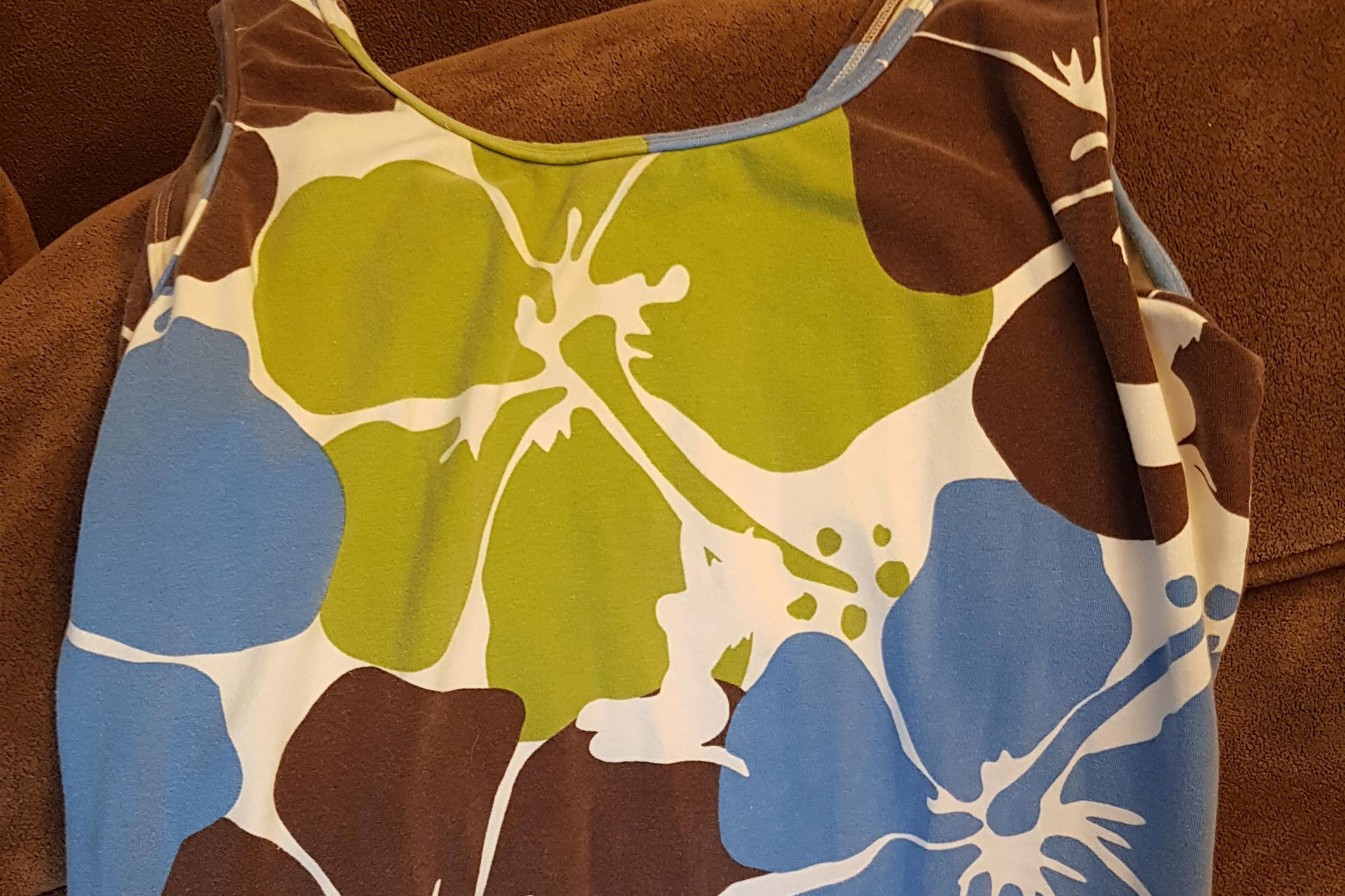 Al jaren droeg mama dit jurkje. Nu ontdekte haar dochter plots dat de print eigenlijk zéér ongepast is! Zie jij waarom? (foto)