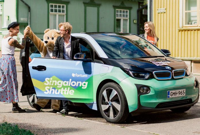 Deze taxi betaal je door karaoke te zingen