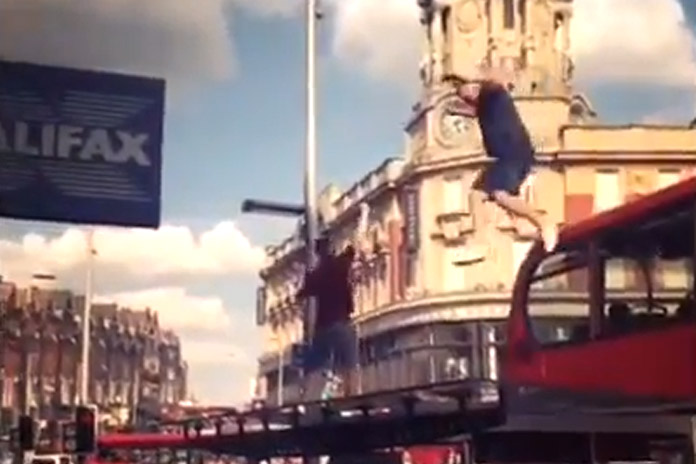 Engelse fan gaat LETTERLIJK door het dak… van een bushokje! (video)