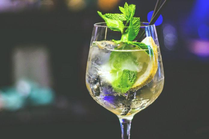 Bewezen. Mensen die regelmatig gin drinken, zijn sexier