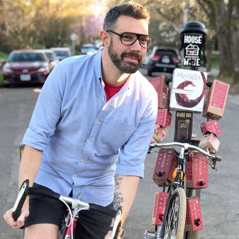 Man trekt de wereld rond met kartonnen verloofde