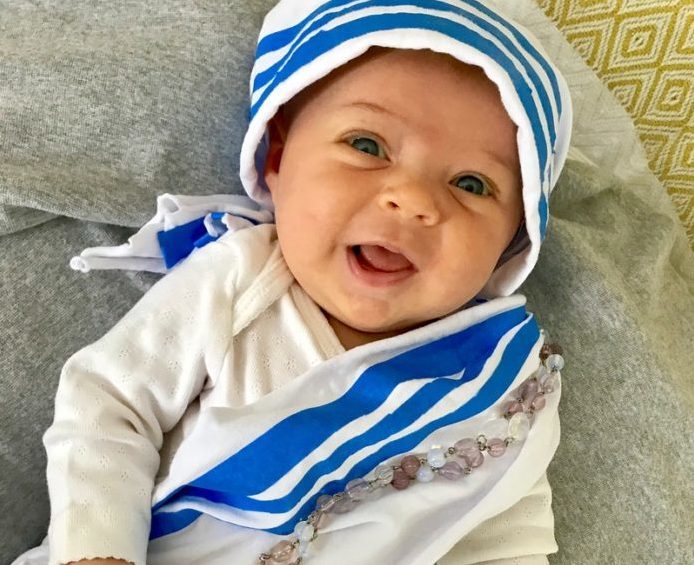 Moeder dost dochter uit als iconische vrouwen