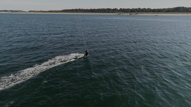 VIDEO. Koning Filip toont kitesurfkunsten in cool filmpje