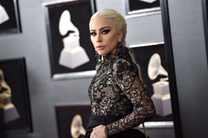 Lady Gaga gaat uit de kleren voor fotoshoot