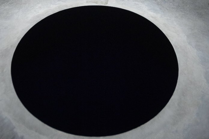 Man valt in bodemloze put die kunstwerk blijkt te zijn