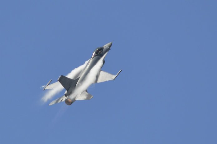 Oeps. Straaljager vuurt per ongeluk raket af