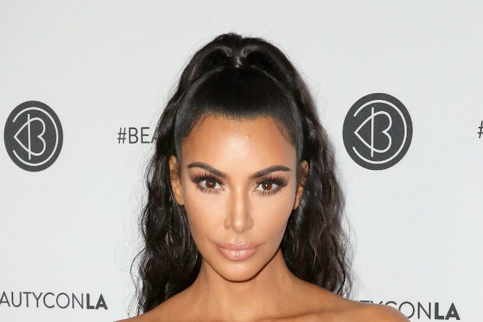 De string is weer in volgens Kim Kardashian