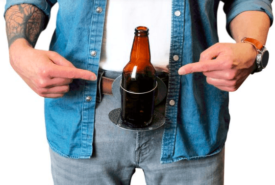 Dankzij deze broeksriem drink je je pintje handsfree