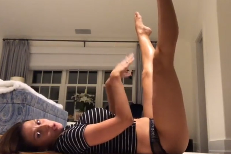 Vrouw van bekende acteur pakt uit met oefeningen voor beter seksleven (video)