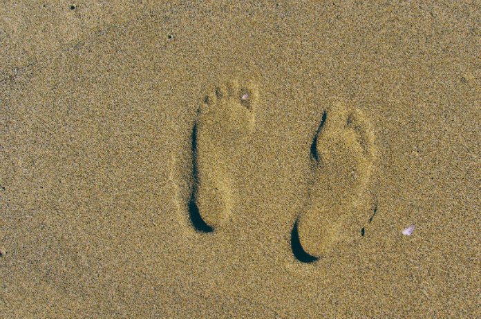 LIFEHACK. Met deze tip krijg je het zand van je natte voeten