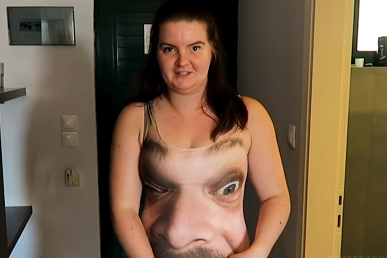 Haar vriend verwisselde haar badpak nét voor ze op reis vertrokken. Nu loopt ze in DIT LELIJKE DING over het strand! (video)