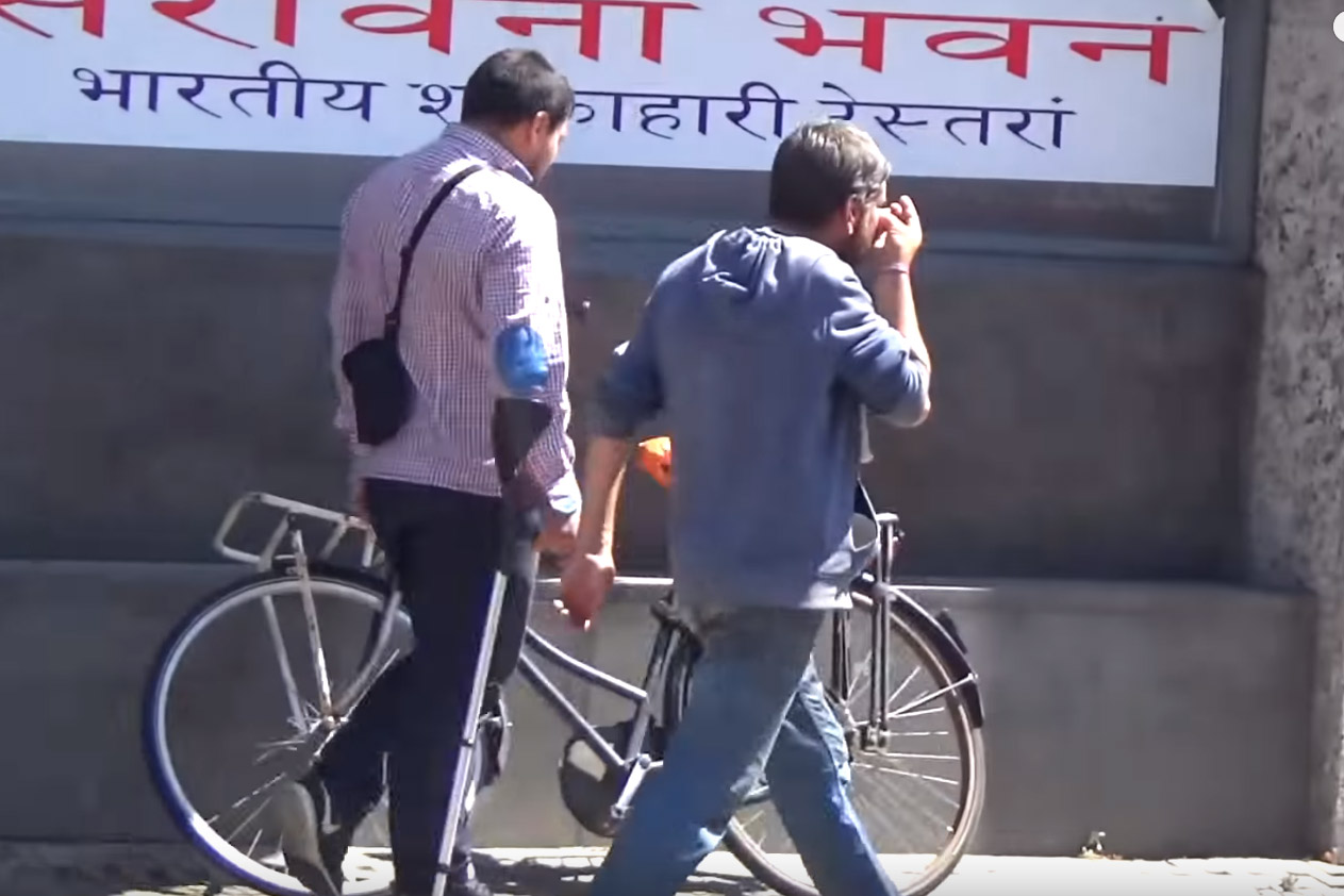 Mirakel: Manke bedelaar kan plots vlotjes wandelen! (video)