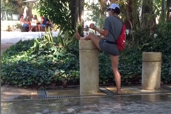 BAH: Dame aan drinkfontein shockeert voorbijgangers door DIT te doen! (video)