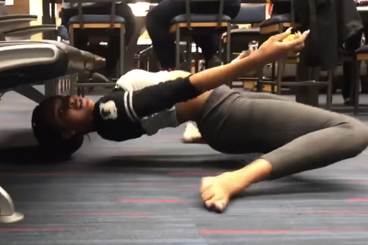 Zeer flexibele dame toont wat ze kan in luchthaven (video)