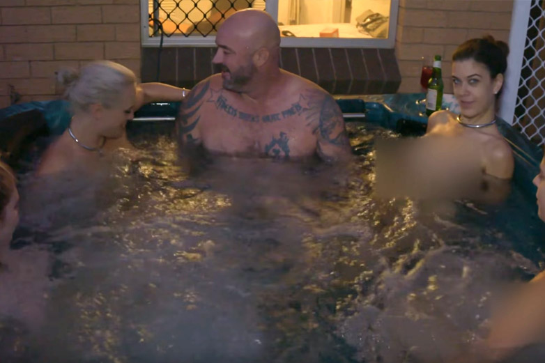 NSFW: “Ik ben een gewone kerel, maar ik heb een vrouw, verloofde én twee vriendinnen in huis” (video)