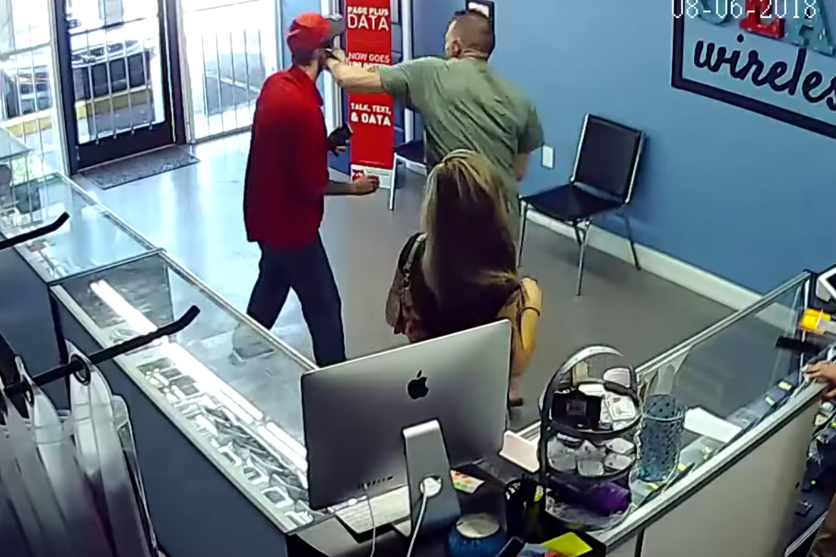 Man gluurt naar kont van dame. Dan grijpt haar boze vriendje stevig in! (video)