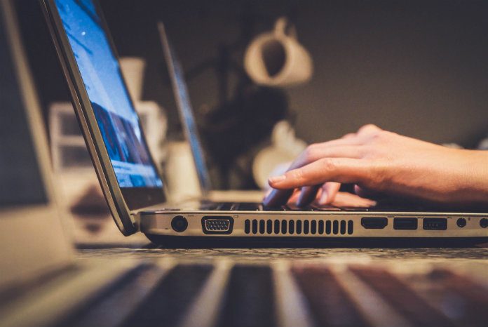 Wie mails leest na het werk, kan daarmee zijn relatie en gezondheid schaden