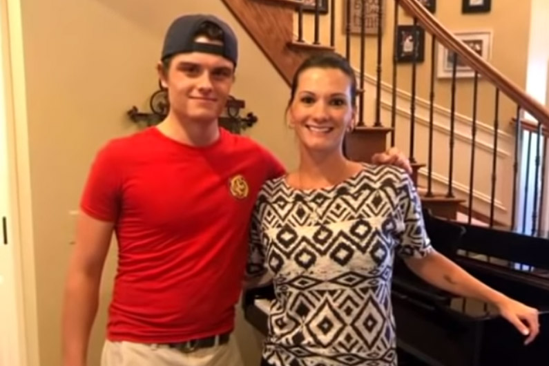 Jonge pizzaleverancier verbaast klanten wanneer hij DIT doet in hun huis (video)