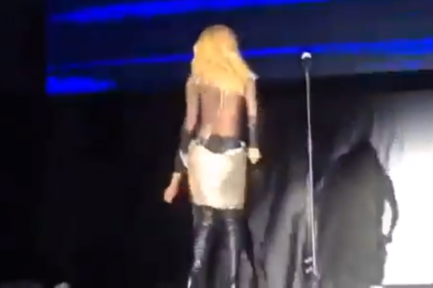 WOOPS: Jurkje van zangeres schiet los tijdens optreden, maar dat weet haar niet te stoppen (video)