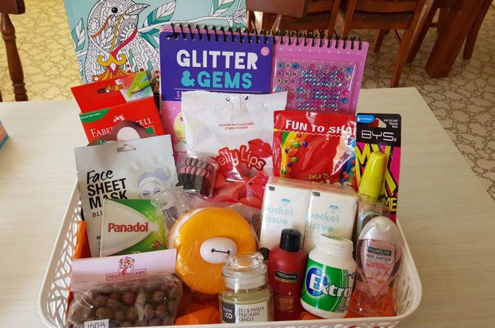 Vrouw maakt break-up survival kit voor haar beste vriendin