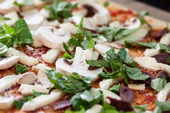 Vrouw belt de hulpdiensten nadat ze pizza met champignons krijgt