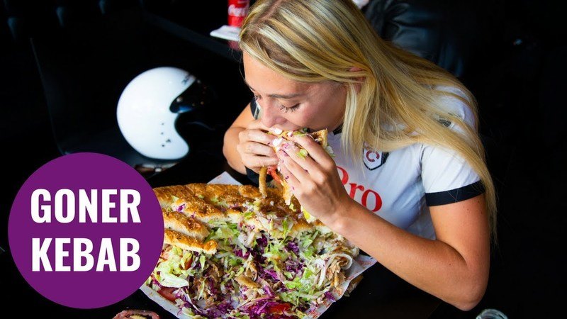 VIDEO. Britse blogster verorbert kebab van drie kilo