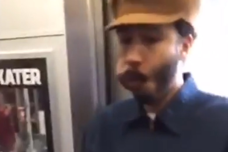 ‘Snack’ van hongerige man op metro doet medepassagiers walgen! (video)