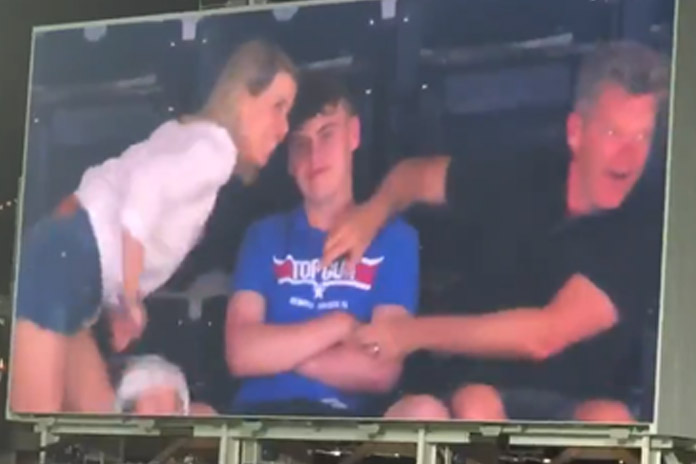 Mama toont haar sexy dansmoves op groot scherm in stadion. Zoon schaamt zich dood! (video)