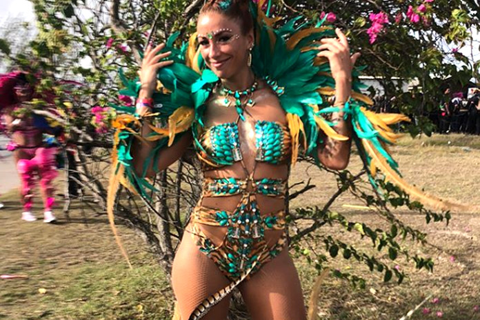 Natalia draagt sexy outfit en schudt met haar billen in Barbados (foto’s/video)