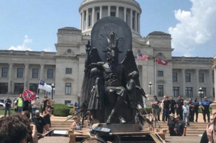 Actievoerders onthullen satanisch beeld naast religieus monument