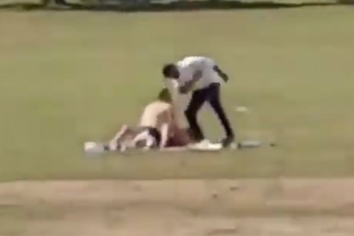 NSFW: koppel heeft seks in openbaar park, maar daar is deze omstaander duidelijk NIET mee gediend (video)