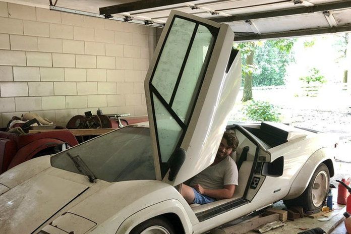 Kleinzoon brengt bezoekje aan oma en vindt unieke sportwagens in haar garage