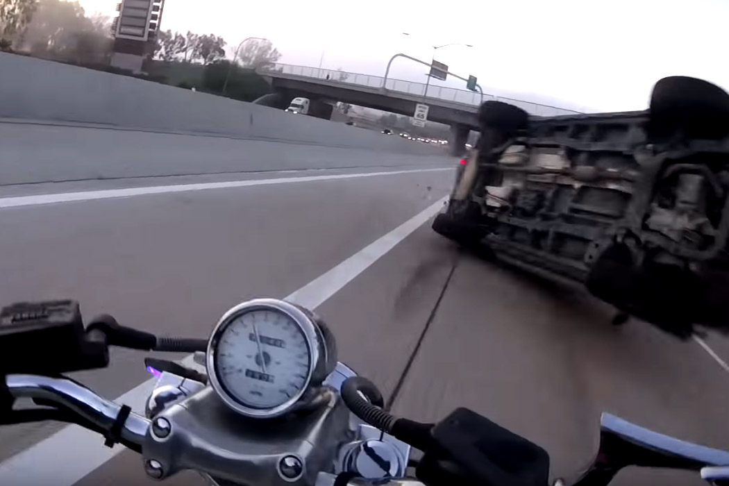 Motard mag blij zijn dat ie nog leeft na deze horrorcrash (video)