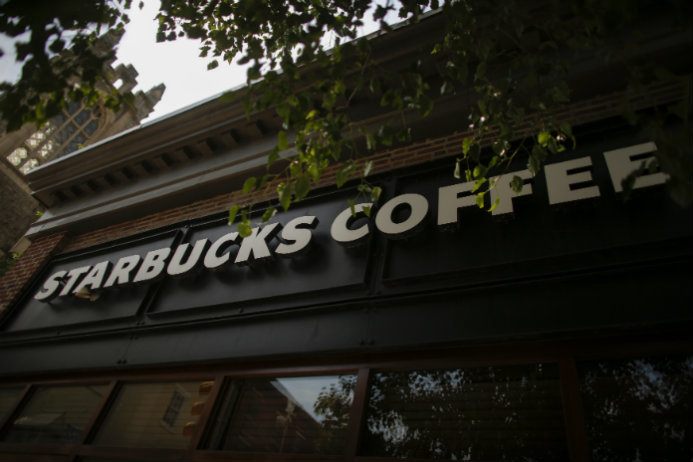 Oudjes aan de macht in nieuw Starbucks-filiaal