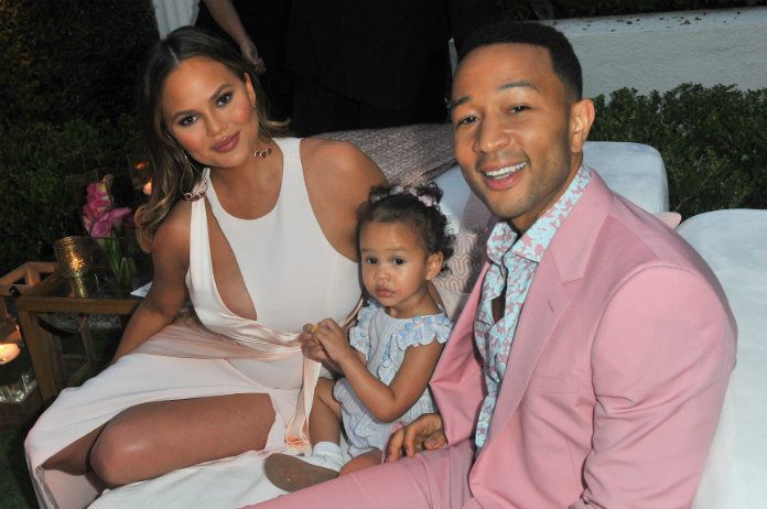 Chrissy Teigen at placenta op na bevalling