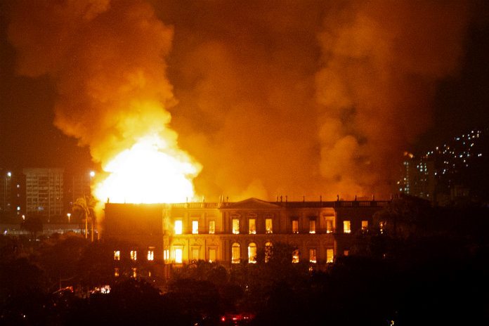 Nationaal Museum van Brazilië gaat in vlammen op