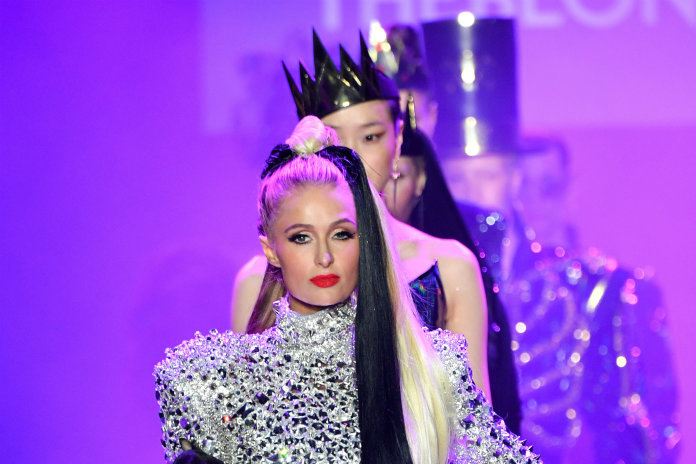 Paris Hilton verandert even in Cruella de Vil