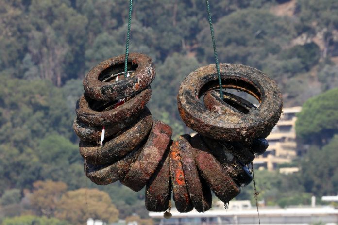 Frankrijk moet duizenden autobanden uit zee halen na ecologische misser
