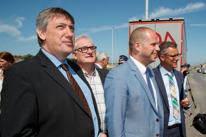 Jambon en Francken brengen alle transmigranten naar één centrum